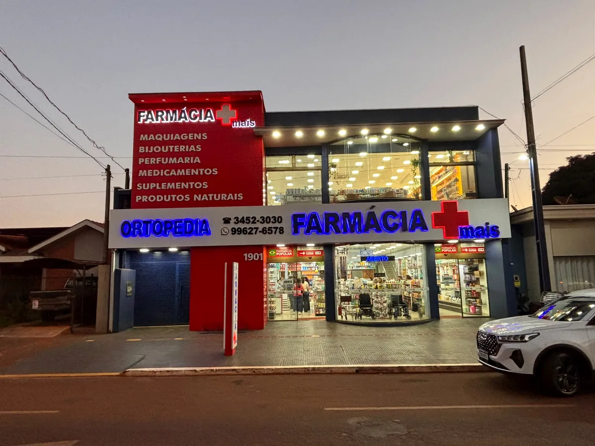 Fachada iluminada Farmácia Mais