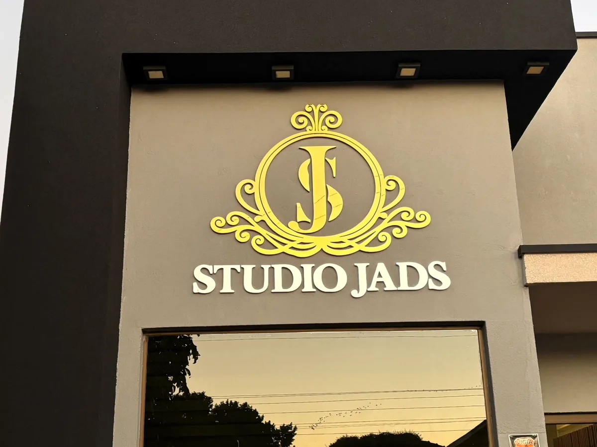 Logo Studio Jads aplicado em fachada